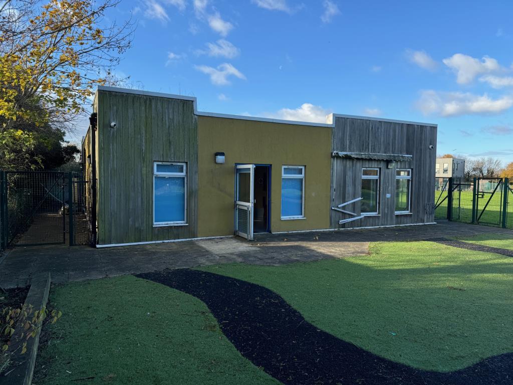 Lot: 74 - SINGLE STOREY DETACHED BUILDING WITH POTENTIAL AND PARKING - Rear of property